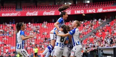 Las jugadoras de la Real celebran su gol en San Mamés
