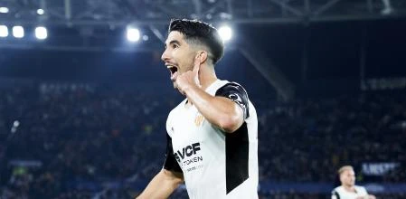 VALENCIA, SPAIN - DECEMBER 20: Carlos Soler of Valencia CF  celebrates after scoring his team's third goal during the LaLiga Santander match between Levante UD and Valencia CF at Ciutat de Valencia Stadium on December 20, 2021 in Valencia, Spain. (Photo by Aitor Alcalde/Getty Images)
