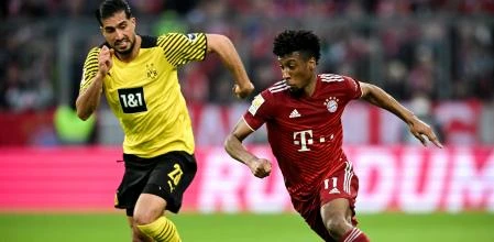 Munich (Germany), 23/04/2022.- Dortmund's Emre Can (L) in action against Bayern's Kingsley Coman (R) during the German Bundesliga soccer match between FC Bayern Muenchen and Borussia Dortmund at Allianz Arena in Munich, Germany, 23 April 2022. (Alemania, Rusia) EFE/EPA/FILIP SINGER CONDITIONS - ATTENTION: The DFL regulations prohibit any use of photographs as image sequences and/or quasi-video.