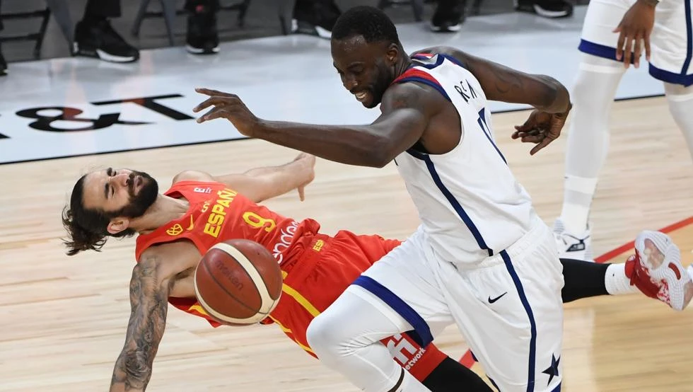 Ricky Rubio cae sobre la cancha ante el estadounidense Draymond Green durante el partido de exhibición entre Estados Unidos y España en el Michelob ULTRA Arena del Mandalay Bay Resort and Casino en Las Vegas, Nevada, EE. UU. Ricky Rubio cae sobre la cancha ante el estadounidense Draymond Green durante el partido de exhibición entre Estados Unidos y España en el Michelob ULTRA Arena del Mandalay Bay Resort and Casino en Las Vegas, Nevada, EE. UU.